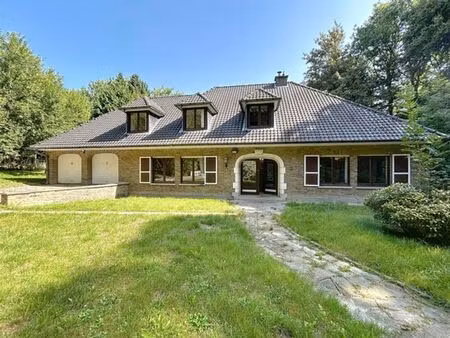 vaste villa sur 76 ares de terrain boisé