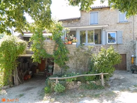 maison en pierres avec dépendance et grand terrain dans hameau très calme