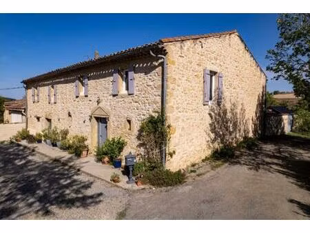 maison en pierre de 250 m² avec jardin et terrain