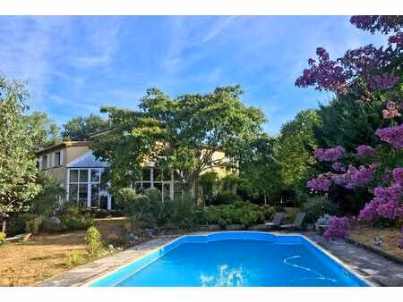 grande maison d’architecte  jardin  piscine