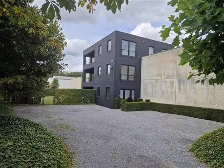 entrepôt 200m² avec 80m² de bureaux