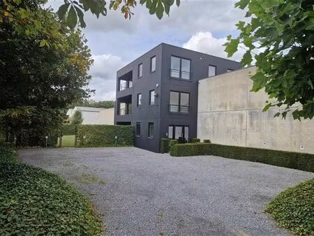 entrepôt 200m² avec 80m² de bureaux