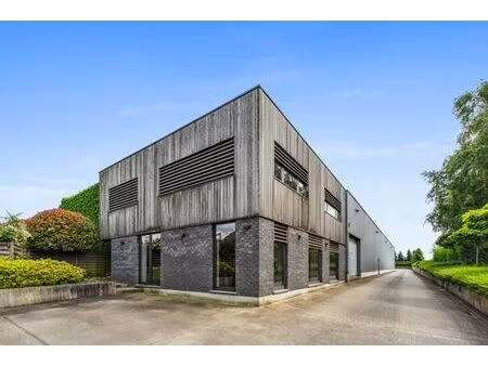 1.700 m² atelier/entrepôt avec 200 m² bureaux rénovés.