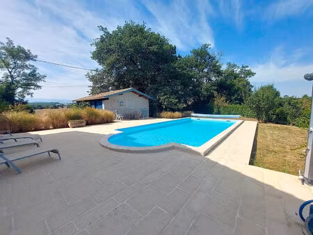 belle propriete isolee avec piscine et vue degagee