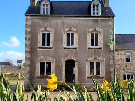 charmante maison au coeur du bourg de botsorhel