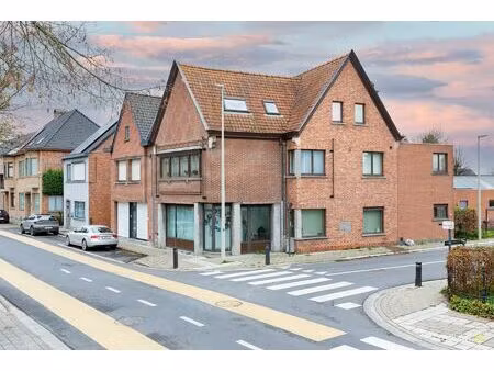 handelszaak met duplex appartement in centrum sleidinge