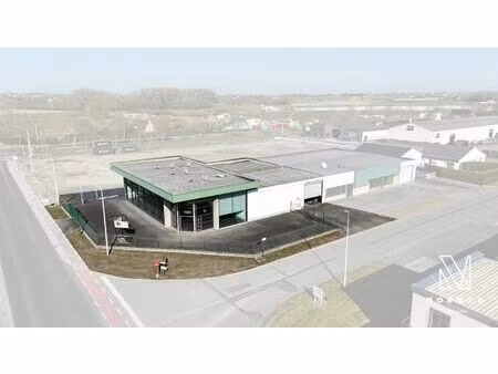 toonzaal met bureaus en magazijn te huur in meulebeke