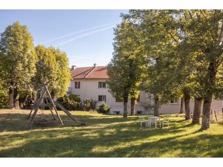ancien hôtel de la chaîne des puys à vendre