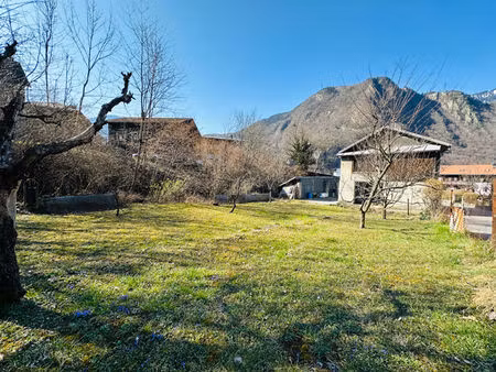 maison + 5 garages + terrain + dépendance