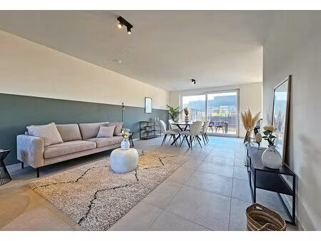 maison rurale dans un environnement verdoyant