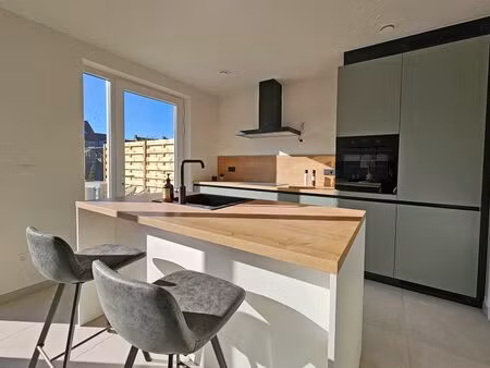 maison rurale dans un environnement verdoyant