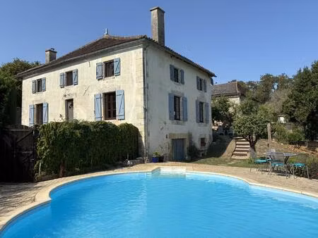 grande maison de village rénovée avec de belles vues et une piscine !