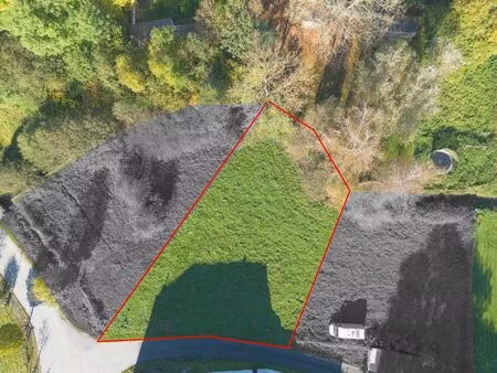 beau terrain constructible dans le centre du village