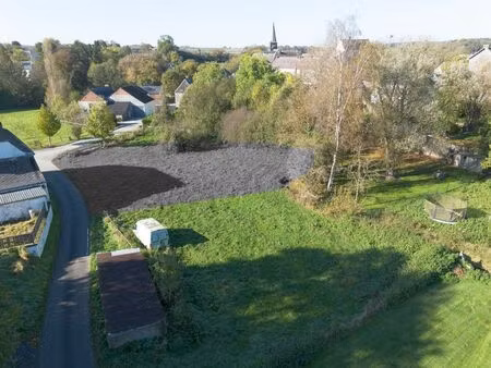 beau terrain de près de 9 ares dans le centre du village