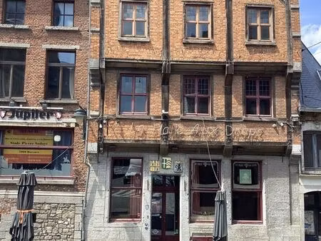 très beau café à louer idéalement situer sur le grand place
