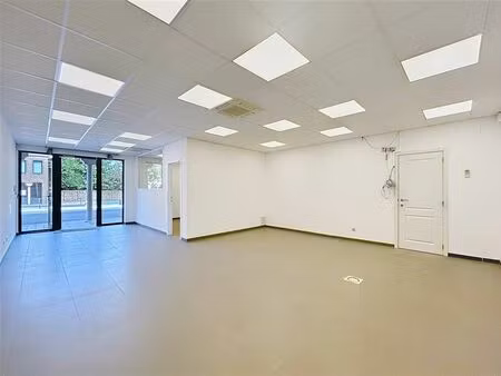 surface commerciale à louer à chaussée de namur 90 incourt (vbd15529)