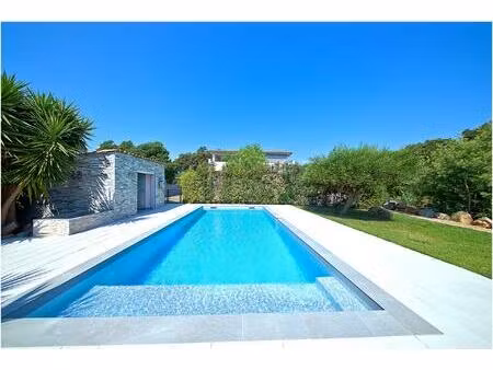 magnifique villa intimiste avec piscine chauffée.