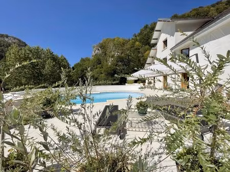 secteur baume les dames- propriété de caractère avec 9 chambres en gîte + maison principal