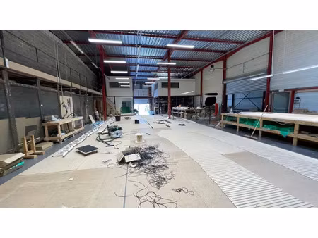 a louer entrepôt 450m2+parkings le muy