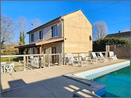 maison avec piscine et terrain clôturé.