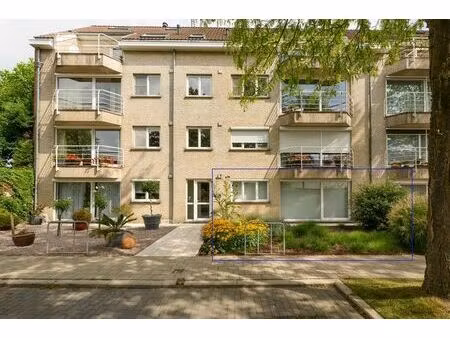 gelijkvloers appartement met twee garages te izegem.