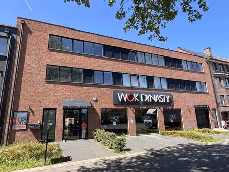 propriété commerciale avec appartements au-dessus  dans un e