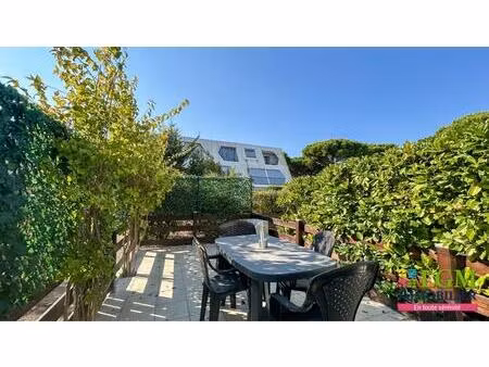 a vendre studio cabine de 27m² en rez-de-jardin et place de stationnement en plus