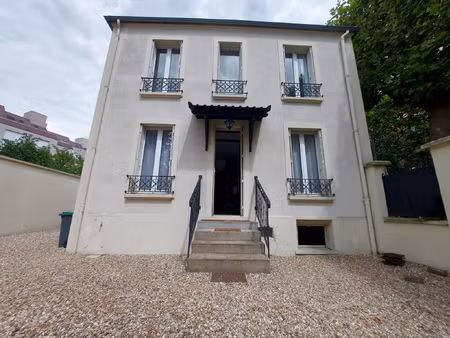 quartier privilégié pour cette maison avec 3 chambres  accès