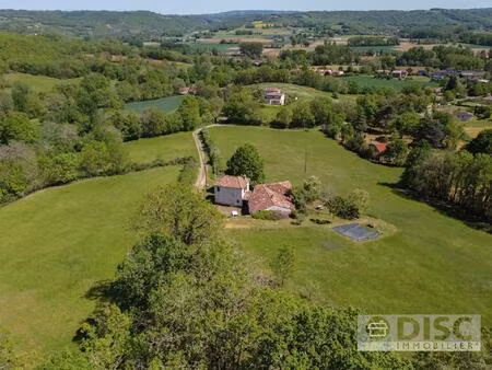 belle maison avec magnifiques vues et plus de 4 hectares.
