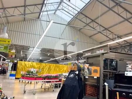 surface commerciale 6 000 m² à l'acquisition