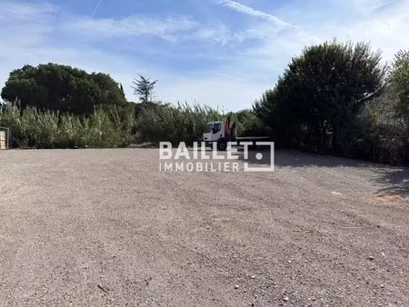 loue terrain plat fermé et clôturé de 1400 m2