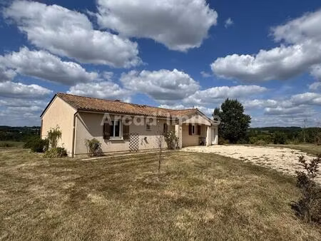 maison de plain-pied avec son garage attenant et une superbe vue dégagée au bout d'un...