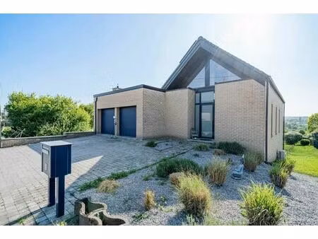 villa de standing dans rue calme de 248m² sur 14a93. 3 ch.