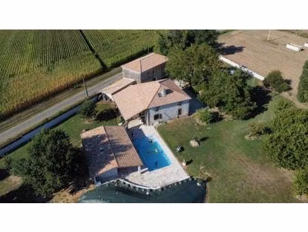 ferme renovee avec hangar et piscine