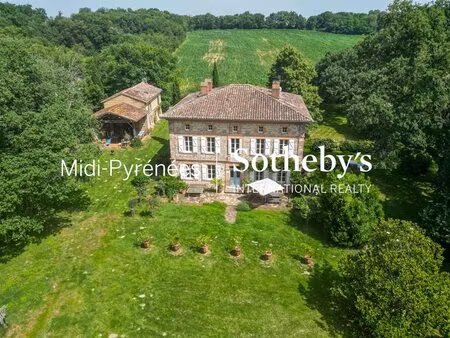 propriété familiale avec deux maisons  parc piscine et tennis !