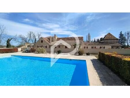 ensemble immobilier d'environ 650 m²