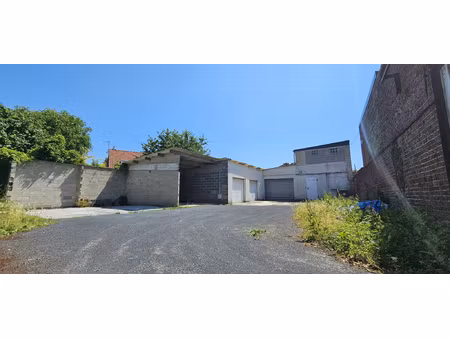 immeuble dont hangar et garages de 216 m2 sur terrain de 570