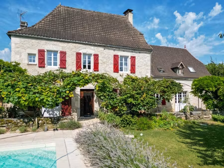 belle demeure restaurée avec piscine chauffée et jardin fleu