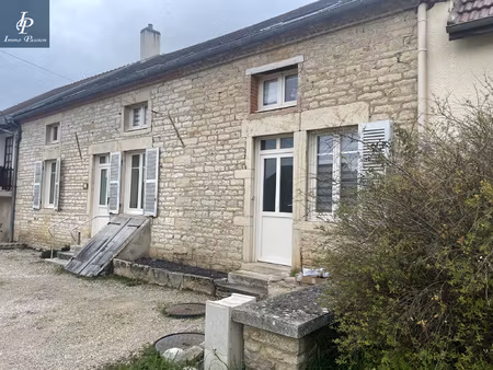 a vendre à villebichot belle maison de village sur deux nive