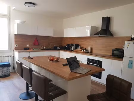 au centre  maison en pierre rénovée avec garage