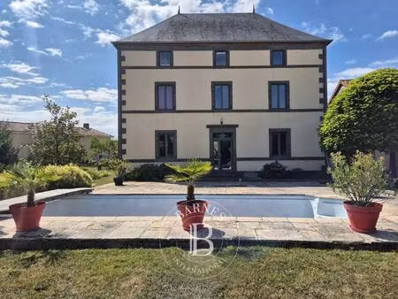 entre clermont-ferrand et vichy - maison de caractère avec dépendances et piscine