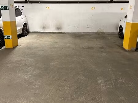 a louer: emplacement de parking souterrain! reduit en prix