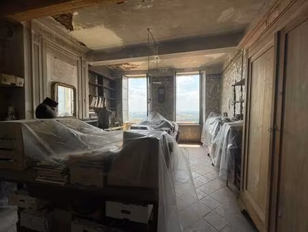 au coeur de lectoure  grande maison de ville avec local commercial