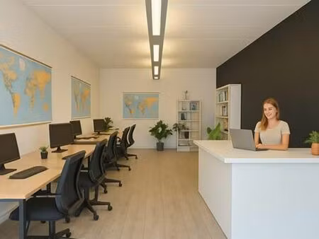 immeuble commercial avec 2 parkings dans un endroit idéal