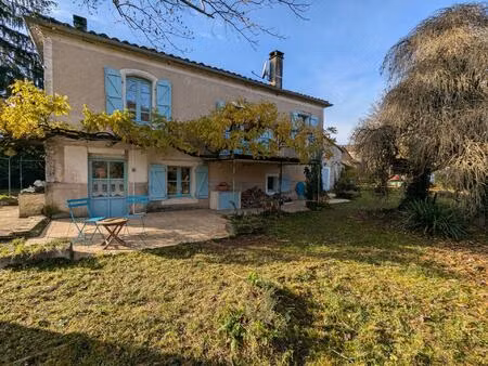 charmante maison en pierre à cazals avec son jardin.