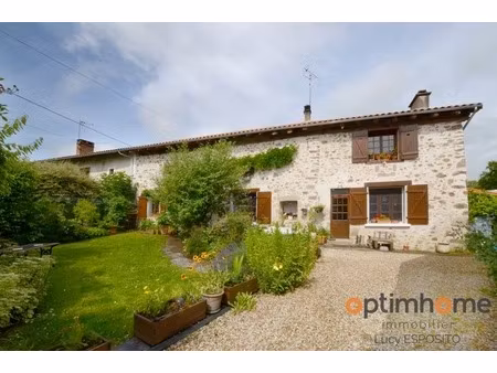 belle maison en pierre avec grand jardin