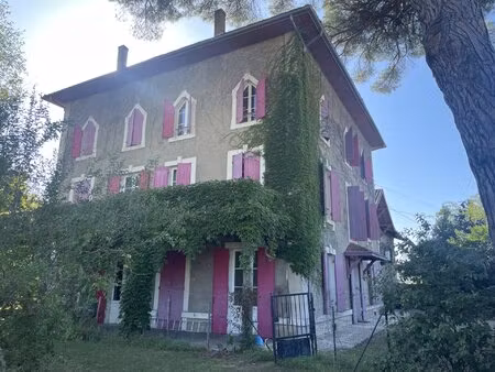 maison de maitre sur un parc arboré de 4300m2 avec sa piscine.