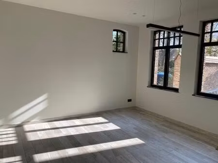 praktijk- kantoorruimte met parking.