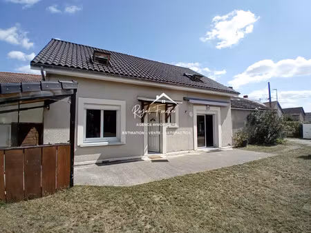 vue sur l'espace extérieur  avec son chalet en bois de 20 m2 et