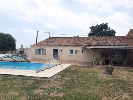 maison charentaise avec piscine et dépendances